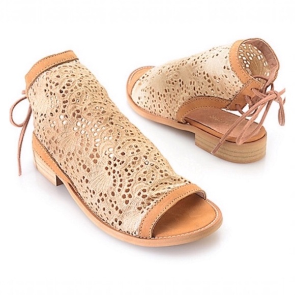 🎊 Host Pick! Musse & Cloud Sandals - Picture 2 of 8